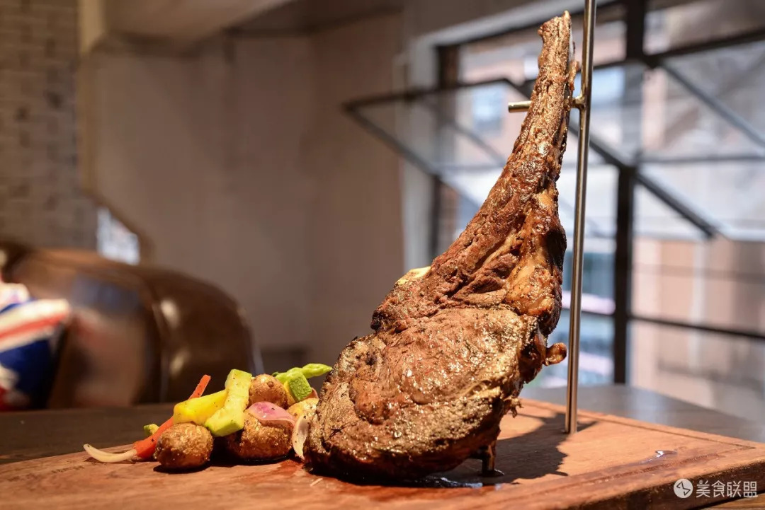 每天都有大量肉食动物到昆明废旧工厂，狂啃50CM高的火焰战斧牛排