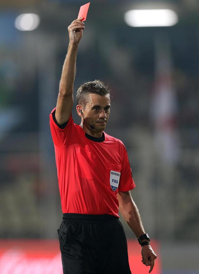 足球场红牌和黄牌的规格,足球场上黄牌和红牌