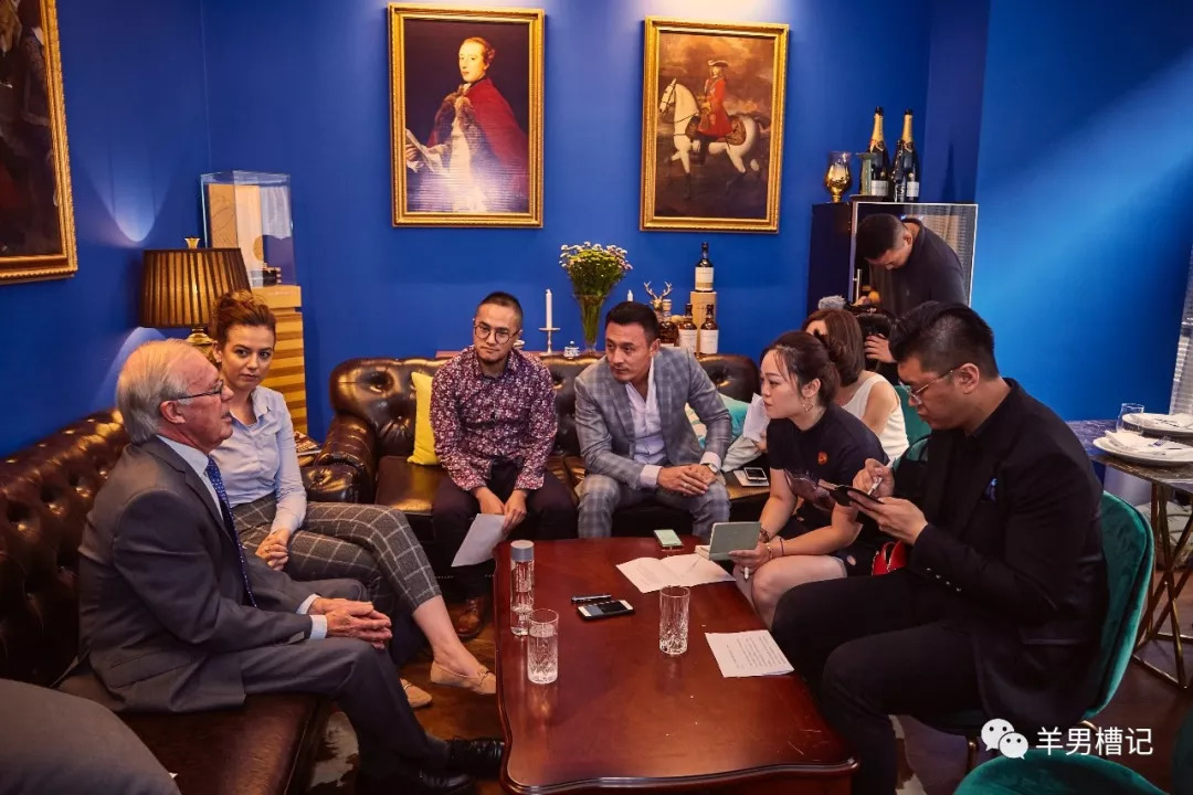 他在今年教师节宣布退休计划并着力挚手相传下一代