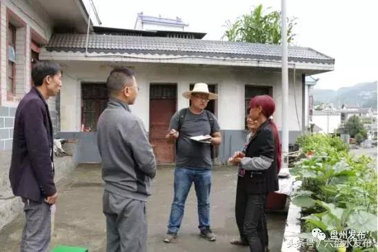 老支书背着领导进村入户慰问灾民,第一书记陪贫困户到市里看病