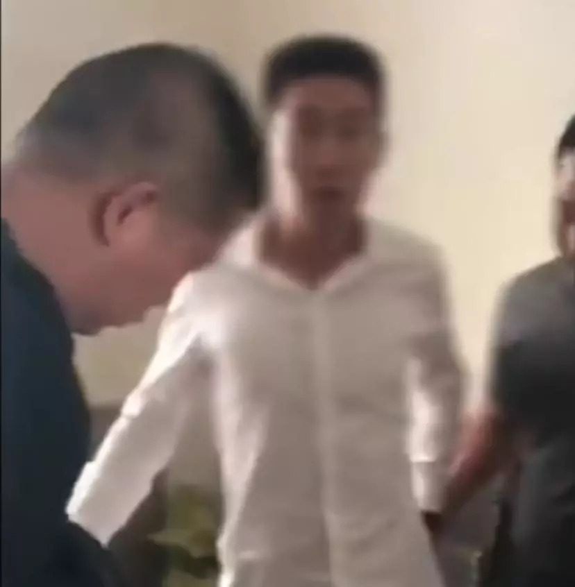 男子花重金买网络装备女友卖掉,男子花12000元买包烟直接惊动民警