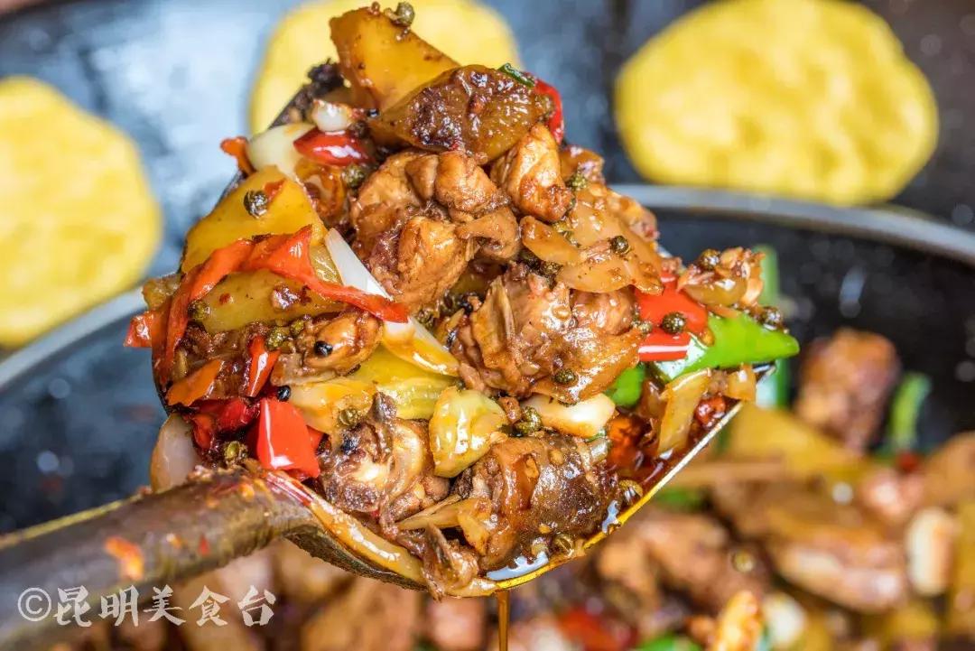 藏在昆明老厂房里的柴火鸡，一款酱料价值百万，连续排队5年