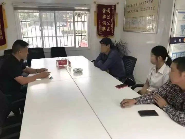 男子开车压死一只鸡要赔一万,没想到突发交通事故撞了人