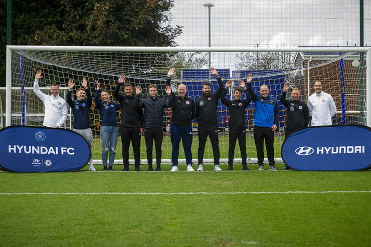 韩国青训足球带球变向技术训练,韩国足球青训vs中国小将