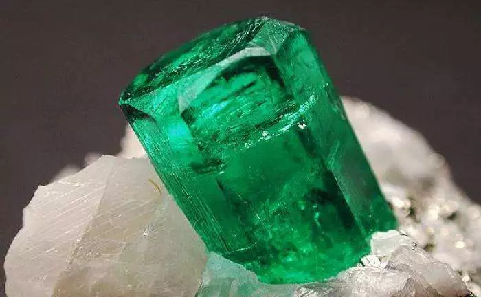 少年科学粉每日一题｜色彩斑斓、有棱有角！矿物晶体是怎么做到的？