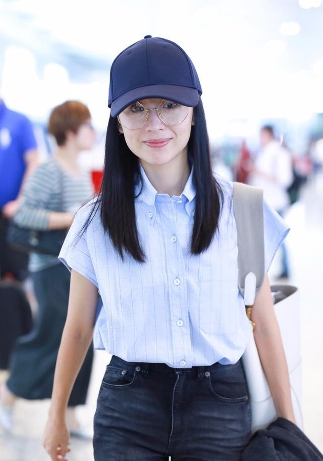 40岁董洁素颜出街面色憔悴,董洁素颜现身机场穿的咖色上衣