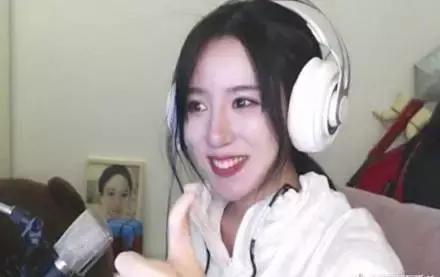 呆妹儿痛失吃鸡一姐地位,吃鸡一姐呆妹不敌小团团