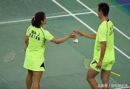 打羽毛球最美的女的,一大群美女打羽毛球