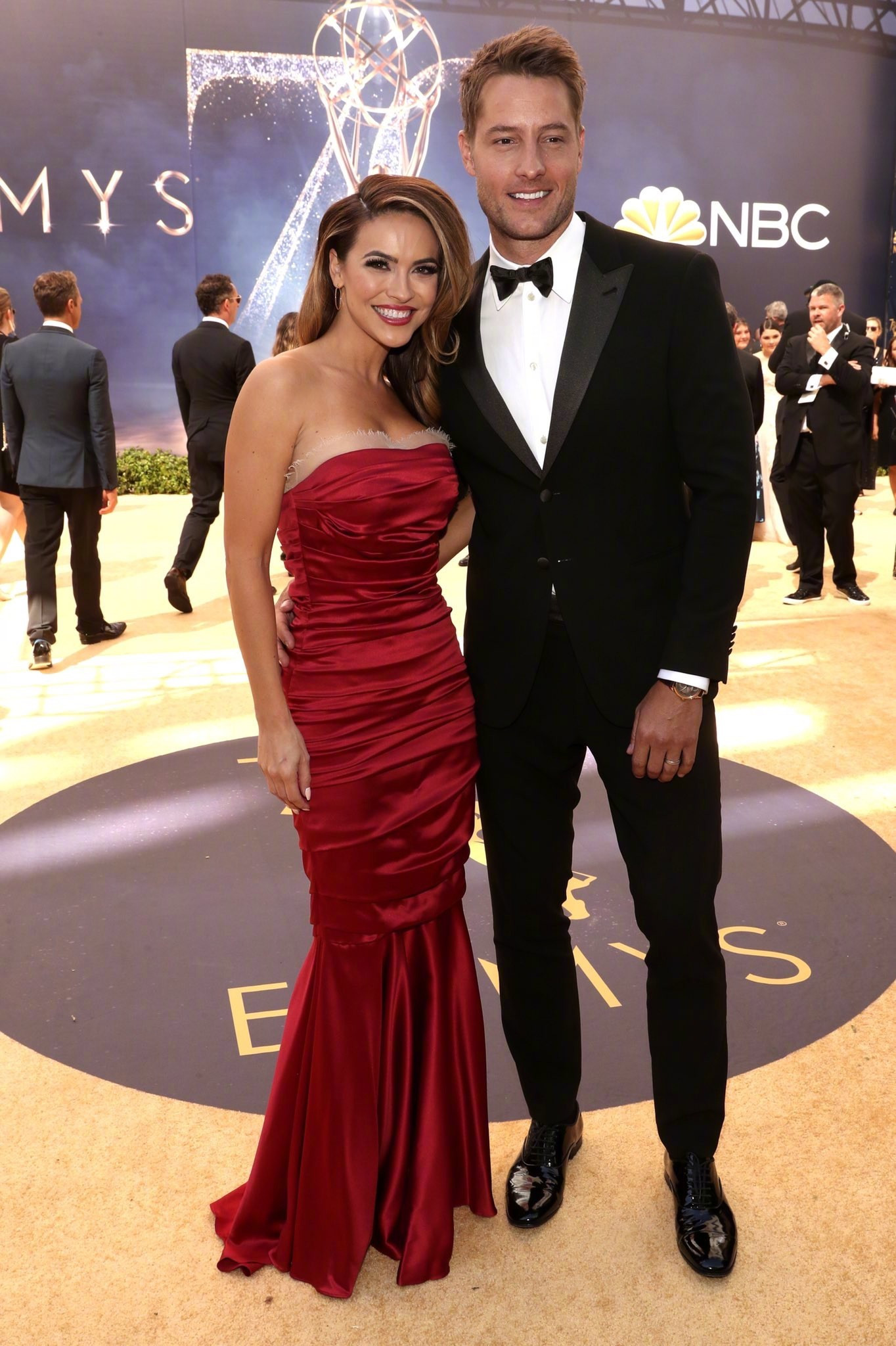 艾美奖红毯夫妻撒糖,短寸“卷福”被摸头,贾斯汀为爱妻助威