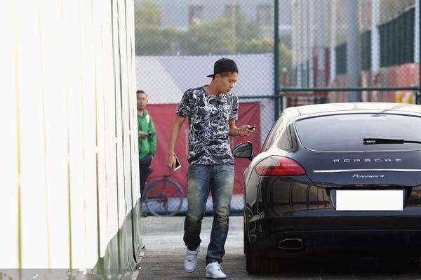 武磊在国足有多少钱,国足球员豪车视频