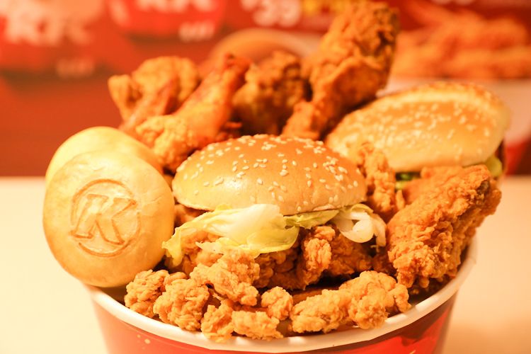 肯德基出了一个很划算的套餐,肯德基的咸蛋饭团