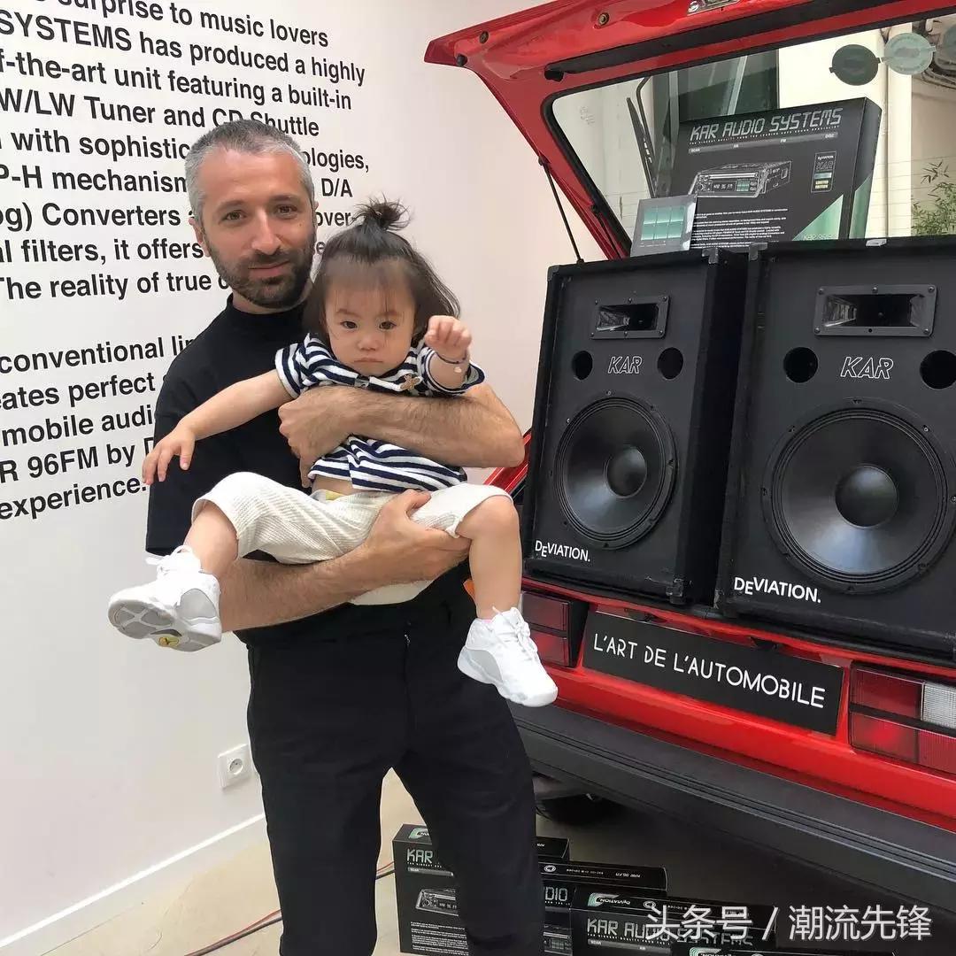 陈冠希给女儿设计鞋,陈冠希为女儿穿潮牌