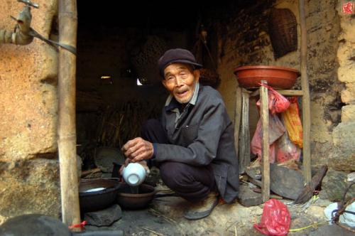 户口迁出给不给土地确权证,户口迁出有不让迁走这个说法吗