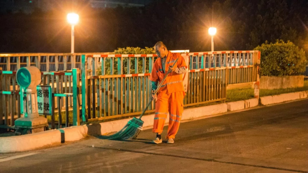 当你抱怨生活太难时,当你抱怨生活不易时