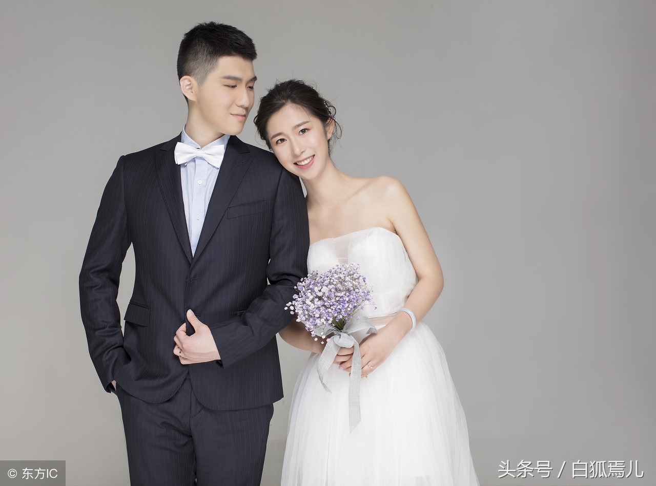 杨幂钻戒比她手大一圈,杨幂5克拉的钻戒图片