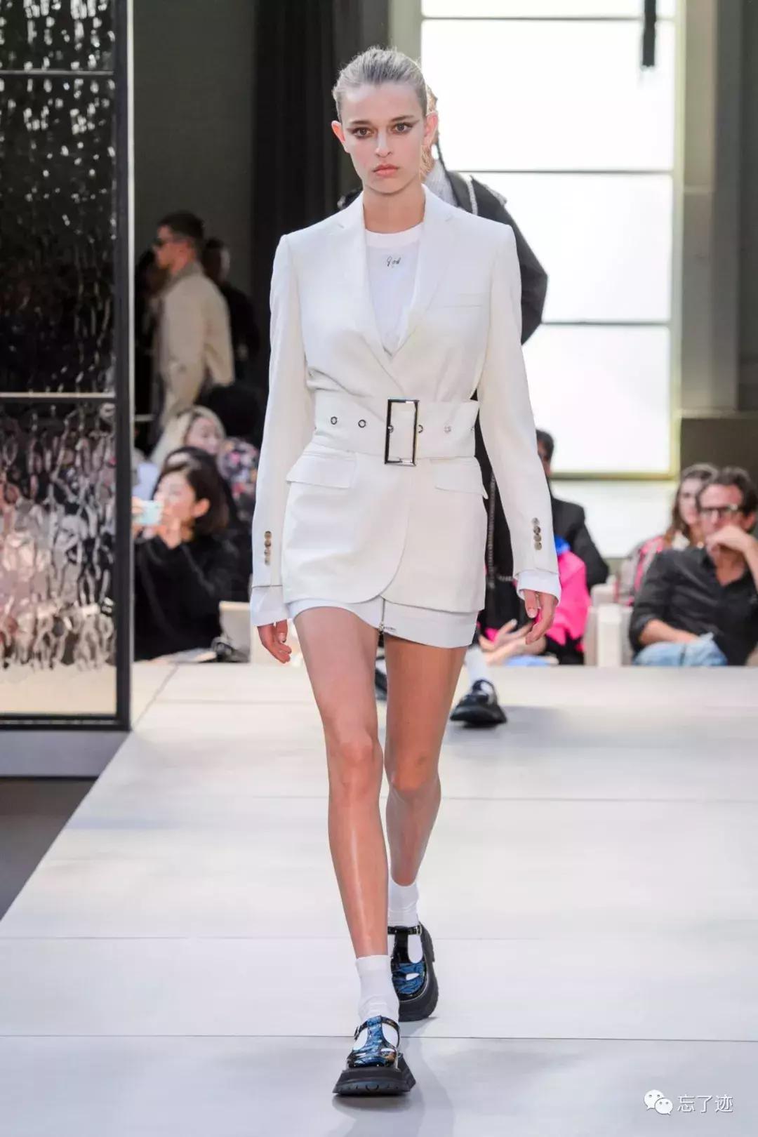 2019年burberry时装周,burberry春夏大秀背面