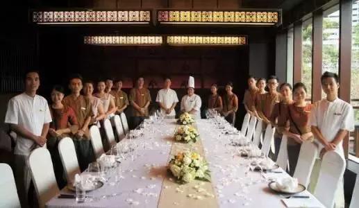 餐饮员工上班玩手机怎么去说,餐饮行业上班收手机正常吗