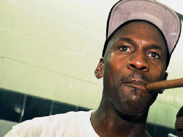 现役NBA谁抽雪茄最帅气?韦德库里领衔,闪电侠感动无数人!