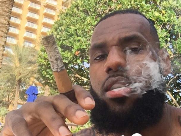 现役NBA谁抽雪茄最帅气?韦德库里领衔,闪电侠感动无数人!