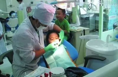 预防儿童龋齿涂氟还是窝沟封闭,有一点龋齿不想做窝沟封闭会怎样