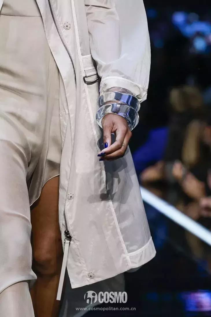 丫丫已经美“腻”了！于是穿上EmporioArmani帅气一回