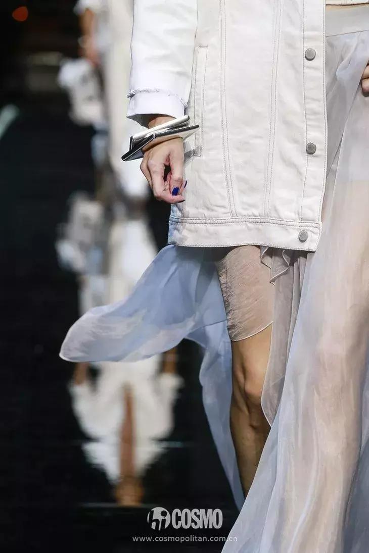 丫丫已经美“腻”了！于是穿上EmporioArmani帅气一回