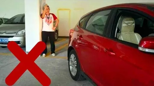 晚上倒车影像太亮看不清,夜晚倒车看不见轮胎怎么办