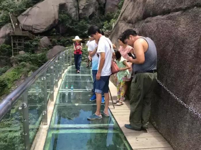 玻璃栈道下面没有防护措施,玻璃栈道玻璃破裂效果