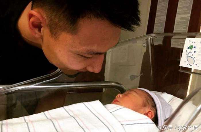 比外援还好用！他和娇妻是男篮中的金童玉女，连续5年自费去美国