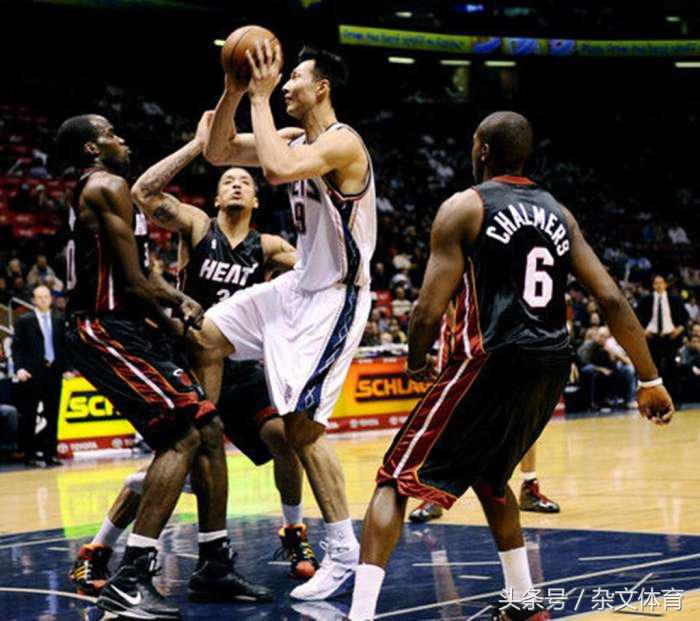 比外援还好用！他和娇妻是男篮中的金童玉女，连续5年自费去美国