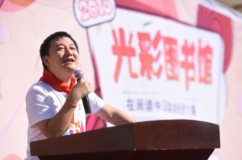 志愿者、新城控股和他们的七色光计划