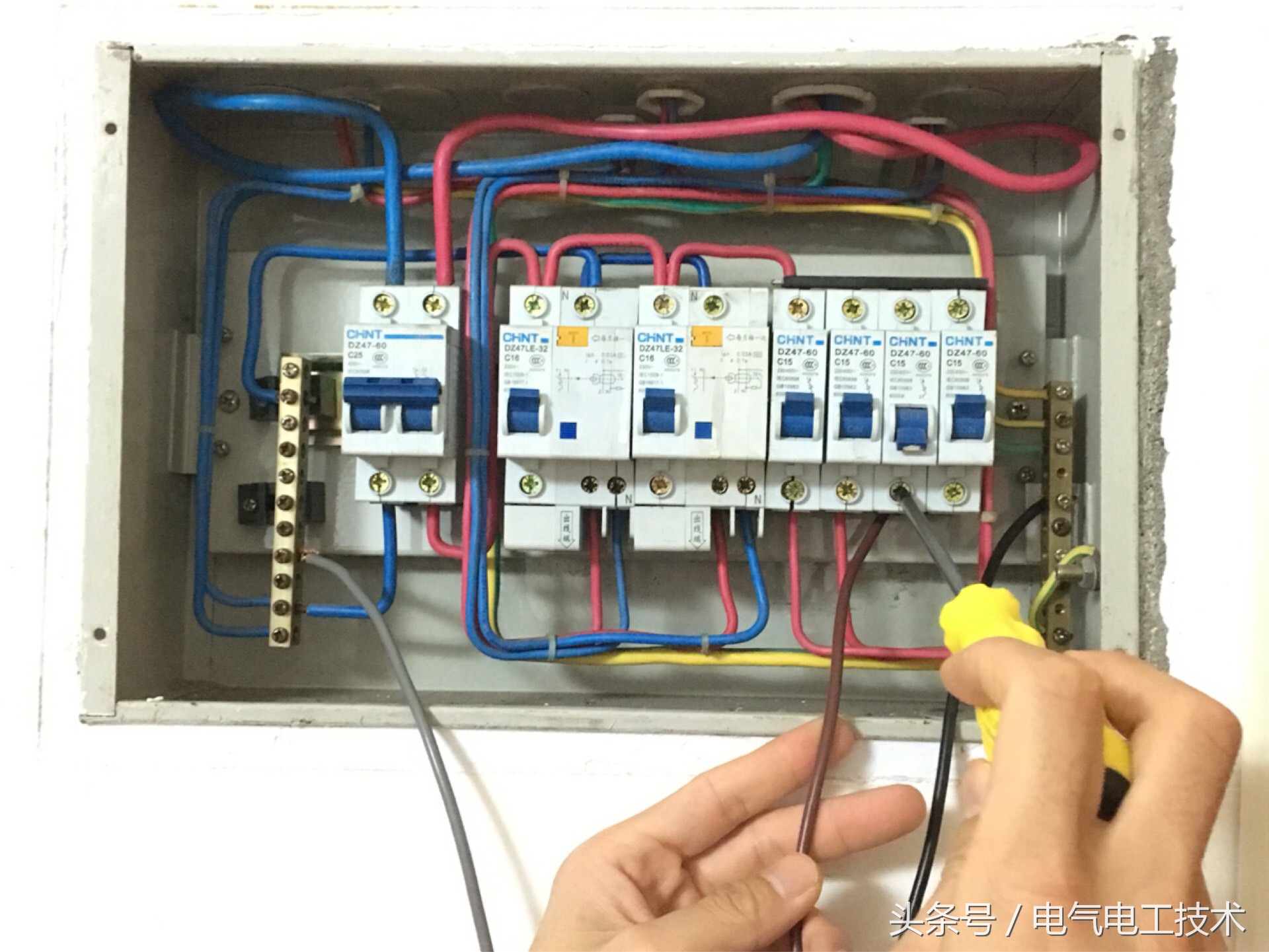 配电箱带电：火线零线地线怎么接？哪个先？老电工：接线顺序很重要