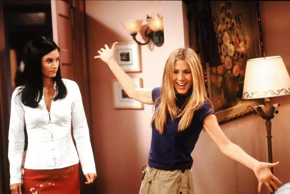 贝拉哈迪德穿深v套装,贝拉哈迪德夏季开衫