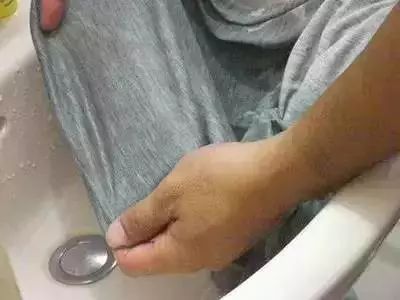 衣服不管染上什么用这招都能洗掉,白色衣服染上颜色用什么方法洗掉