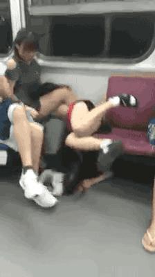 每天一贱：妹子挤完地铁，裤子就成这样了