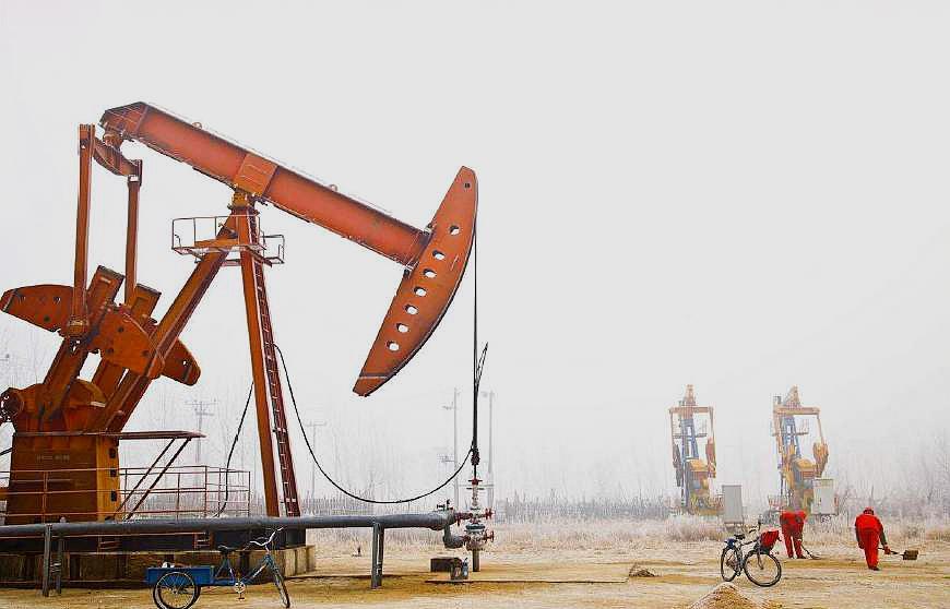 石油磕头机一次能抽多少油,油井上磕头机一下能挣多少钱