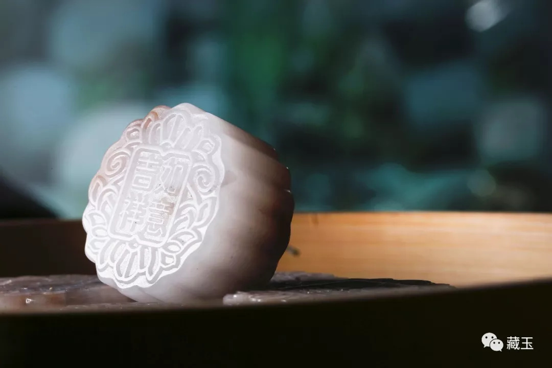 对月赏美玉，中秋话思乡