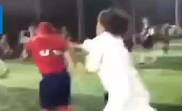 美女主播直播打耳光,女子闯入狂扇球员耳光