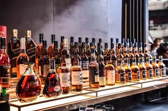 这只“大公鸡”一开业就王炸，5000瓶限量好酒碾压沙雕土豪！