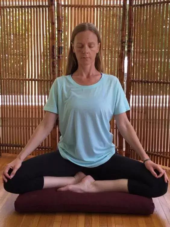 瑜伽虐腹八个动作,瑜伽初学动作入门在家练