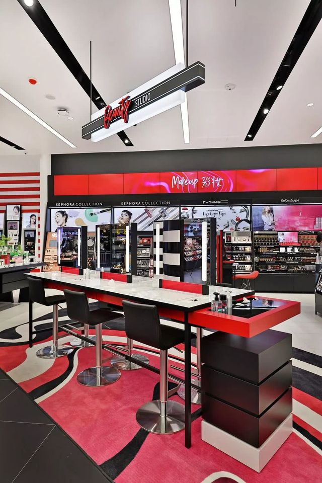 黄子韬加持的“魔镜”现南京东路，这家店千万不能让女朋友知道