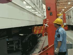 旅客还在熟睡中，他们竟悄悄换走了火车底盘！