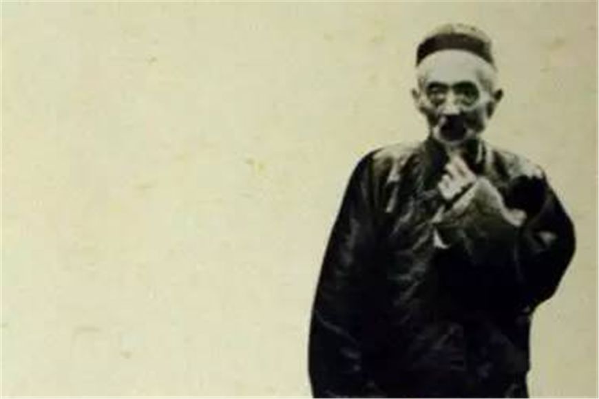 英国人笑话北大教授的造型，教授把报纸倒了过来，老外羞红脸溜了