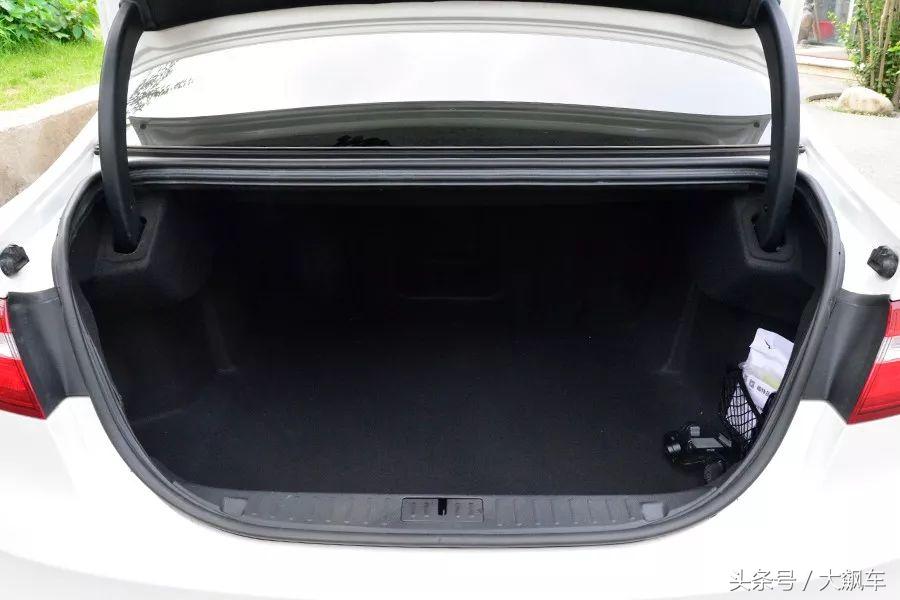 悬架调校不错，如果不是变速箱拖后腿，金牛座确实挺好开！