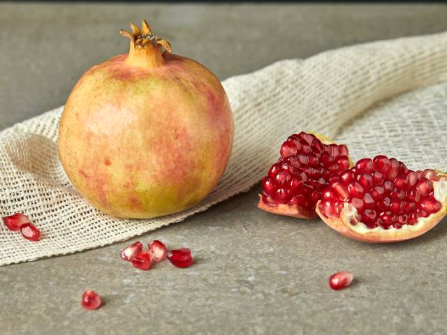 正宗品种嫁接突尼斯软籽石榴,精品高杆突尼斯软籽石榴