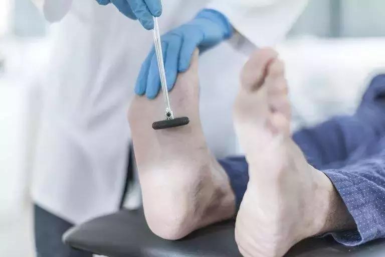 脚磨破皮不出血但很痛,脚磨破皮一直不结痂