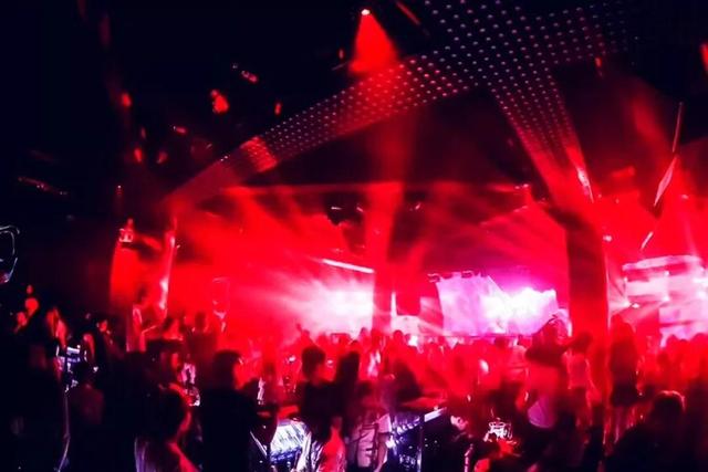 火遍香港尖沙咀、外滩江景环绕……2018魔都新酒吧，潮人新据点！