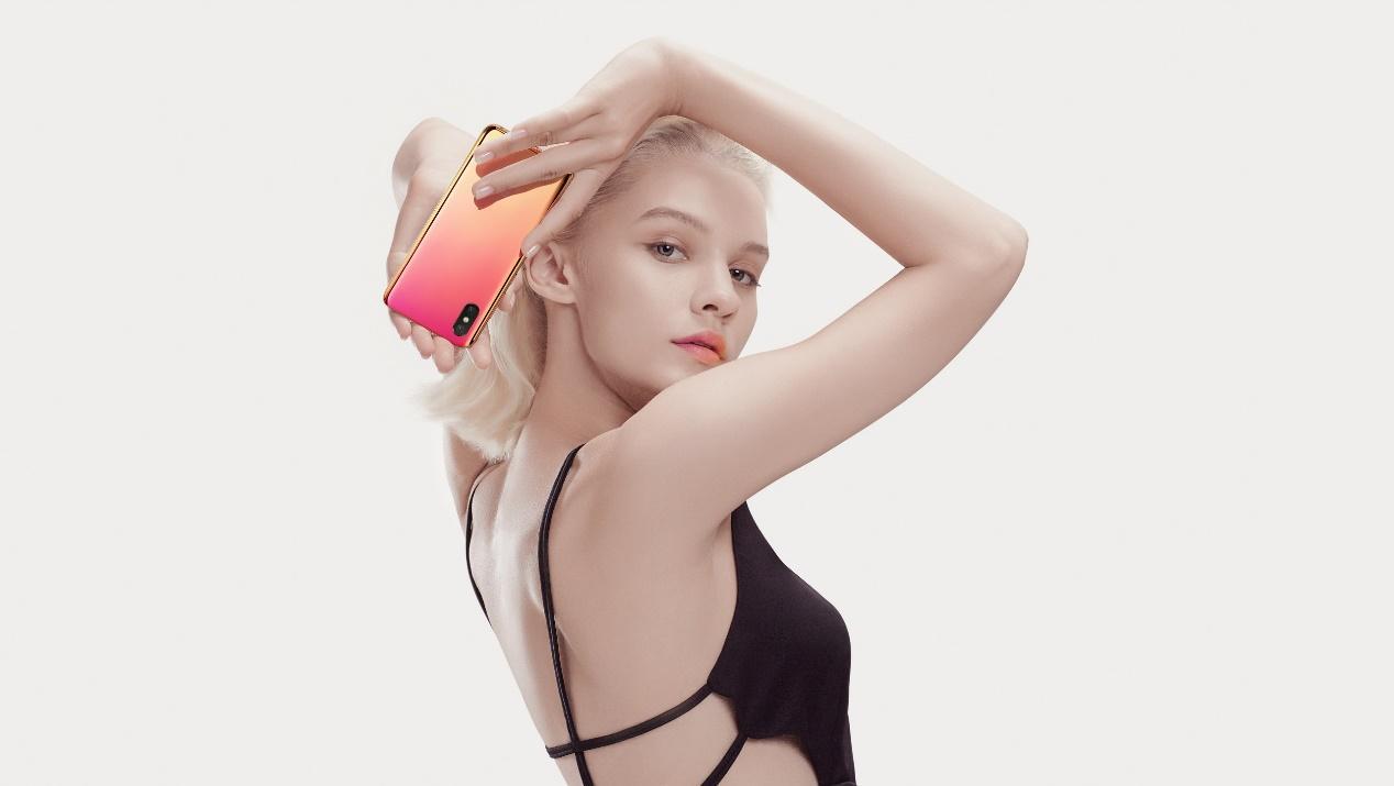 华为荣耀再陷入抄袭风波，宣传海报与小米相似