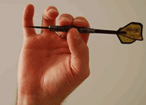 飞镖正确手势图解,牙签飞镖的正确手势