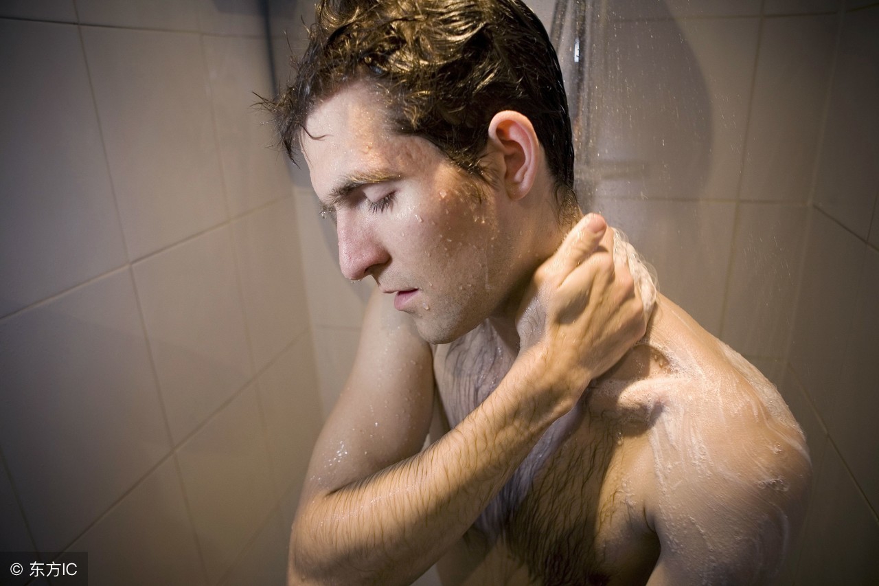 男生后背经常长痘痘,男生后背长痘如何消除